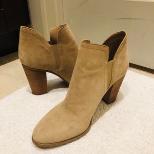 Vince Camuto 9.5 tan booties
